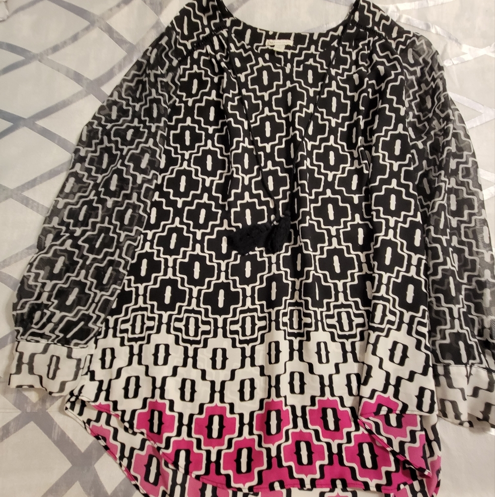 Beautiful sheer sleeve blouse - Large